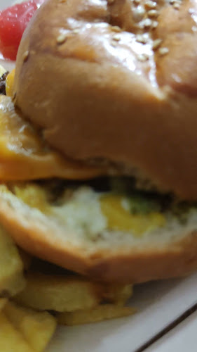 Opinii despre Papas Rock Sport Burger & Grill în Quito - Gastronomía y hostelería