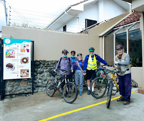 junto a la casa esquinera, Av. Primero de Mayo, y, Cuenca 010203