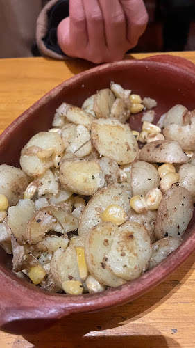 Oswaldo Guayasamín E525 y Sienna, Quito 170708