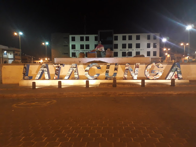 bajos del Hostal Santiago, Calle 2 de Mayo, y, Latacunga