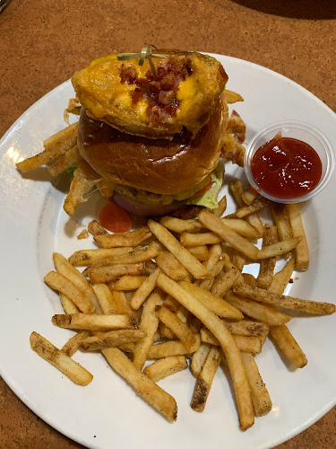 Av. Huayna Cápac 1-100, Cuenca 010107