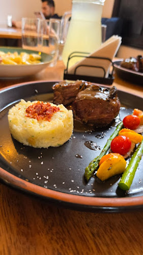 AMARELO CAFE RESTAURANTE - Gastronomía y hostelería