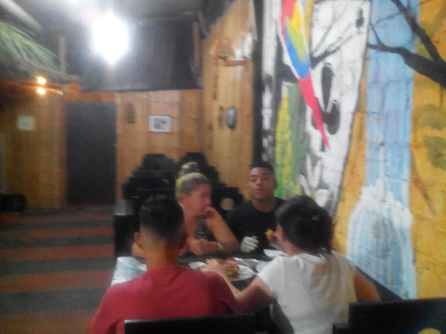 y, Av 9 de Mayo & Av Rocafuerte, Pasaje