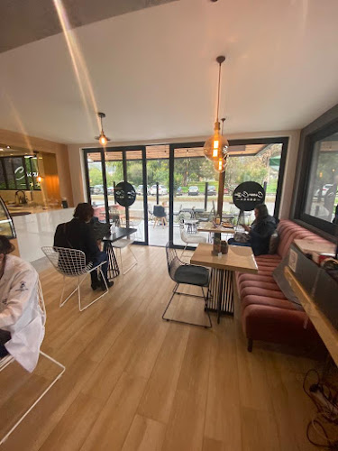 Av 10 de Agosto, y, Cuenca 010204