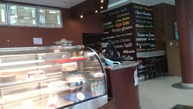 Junto a la curia, Diagonal al Registro Civil, C. Fray Vicente Solano, Azogues 030102