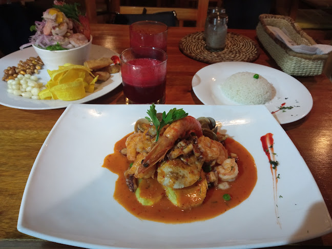 y Guido Chiriboga, C. Primera, Montañita 241702