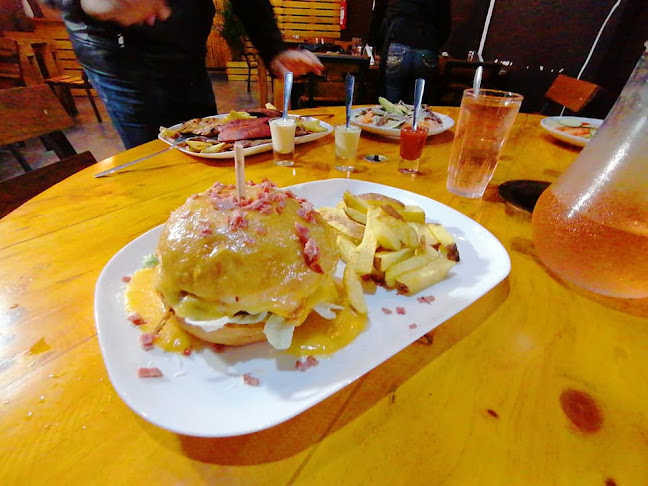 RESTAURANTE CARNÍVOROS//GRILL AND LOUNGE