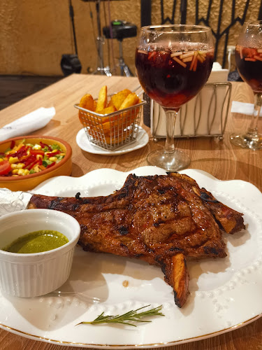 Botelos Lounge & Deli