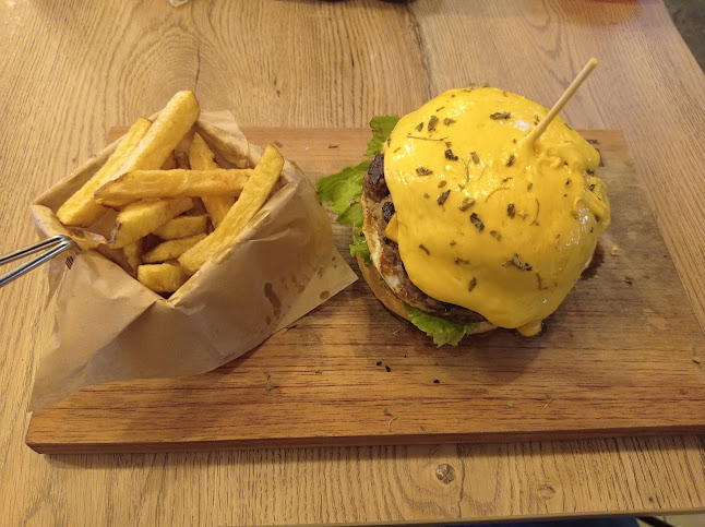 Yuyo Brutal Burgers - Macas