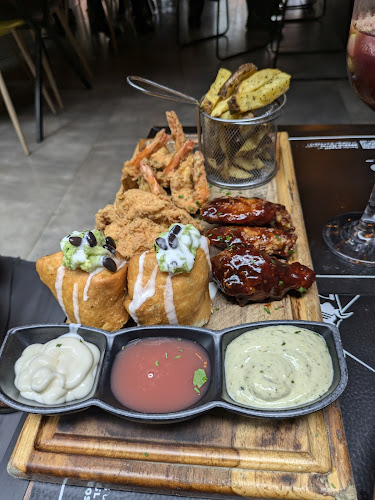 Av. 12 de diciembre y, Av. del Ejercito