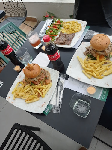 Av 10 de Agosto, y, Cuenca 010204