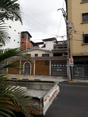 Cerca la gasolinera Petroecuador