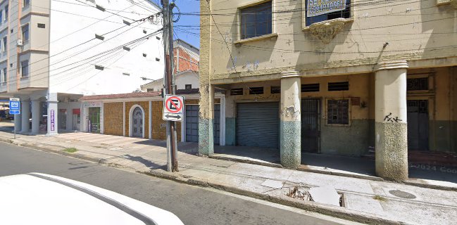 Cerca la gasolinera Petroecuador